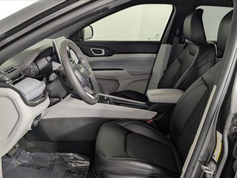 Used 2023 Jeep Compass Latitude image 13