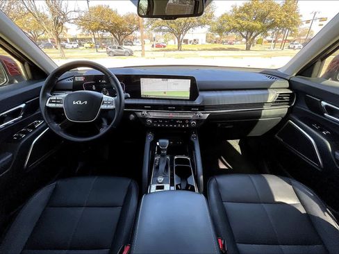 Used 2024 Kia Telluride EX w/ EX Captain's Chair Package image 10