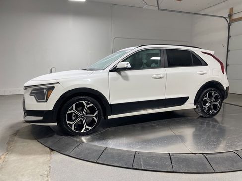 Used 2024 Kia Niro EX Touring image 4