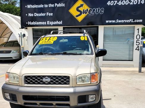 Used 2001 Nissan Pathfinder SE RWD image 2