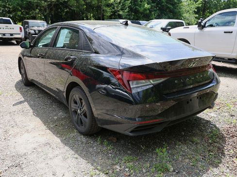Used 2023 Hyundai Elantra SEL w/ Cargo Package FWD image 4