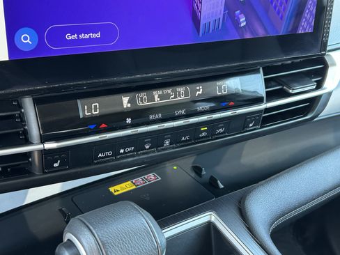 Certified 2025 Toyota Sienna XLE FWD image 22