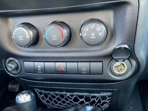 Used 2015 Jeep Wrangler Unlimited Sahara image 23