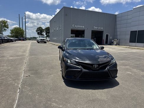 Used 2022 Toyota Camry SE FWD image 6