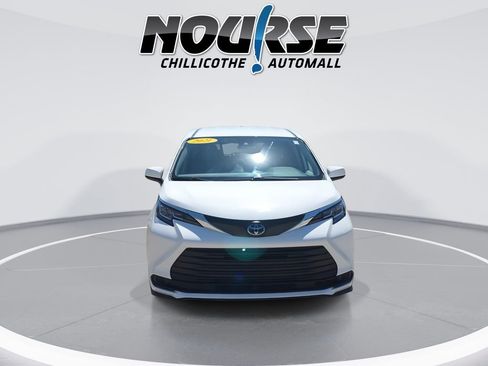 Used 2021 Toyota Sienna LE FWD image 3