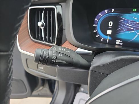 Used 2025 Volvo XC60 B5 Ultra w/ Protection Package Premier image 31