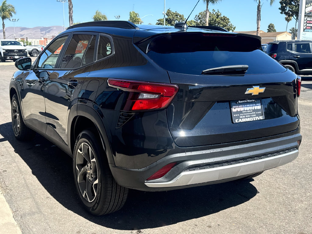 Used 2025 Chevrolet Trax LT FWD image 7