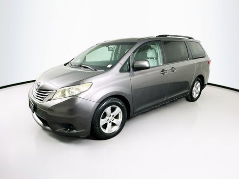 Used 2016 Toyota Sienna LE image 4