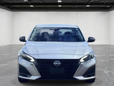 Used 2024 Nissan Altima 2.5 SV FWD image 2