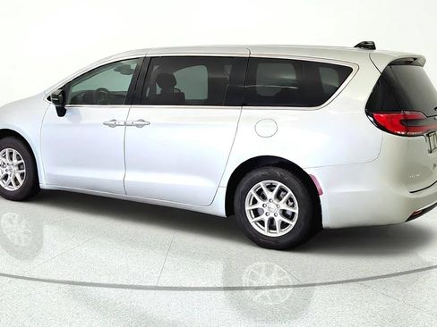 Used 2024 Chrysler Pacifica Touring-L FWD image 4