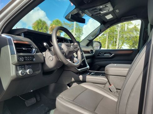 Used 2025 GMC Yukon XL Denali image 9