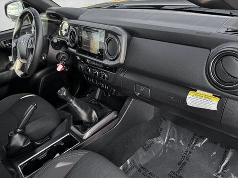 Used 2017 Toyota Tacoma TRD Off-Road w/ Premium & Technology Package AWD/4WD image 19