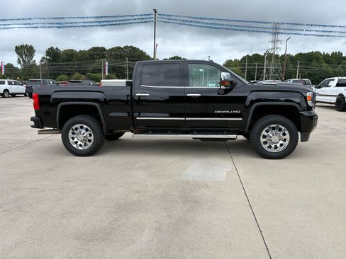 Used 2017 GMC Sierra 2500 Denali w/ Duramax Plus Package AWD/4WD image 5