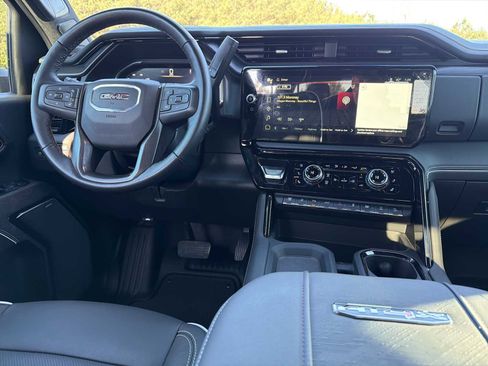 Used 2025 GMC Sierra 2500 AT4X image 3