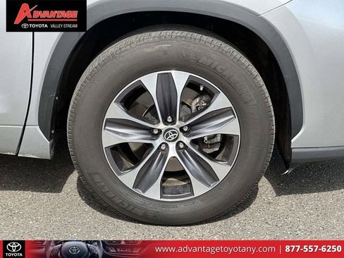 Used 2023 Toyota Highlander XLE AWD/4WD image 11