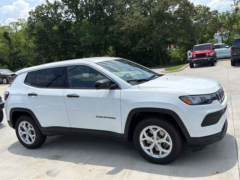 Used 2024 Jeep Compass Sport AWD/4WD image 2