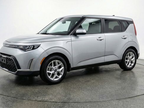 Used 2025 Kia Soul LX w/ LX Technology Package FWD image 3