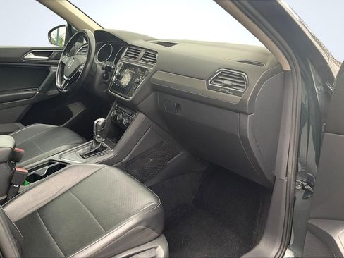 Used 2018 Volkswagen Tiguan SE w/ Panoramic Sunroof Package image 17