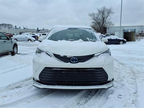 Certified 2021 Toyota Sienna XLE image 2