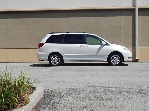 Used 2005 Toyota Sienna XLE Limited image 2