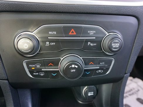 Used 2019 Dodge Charger SXT image 14