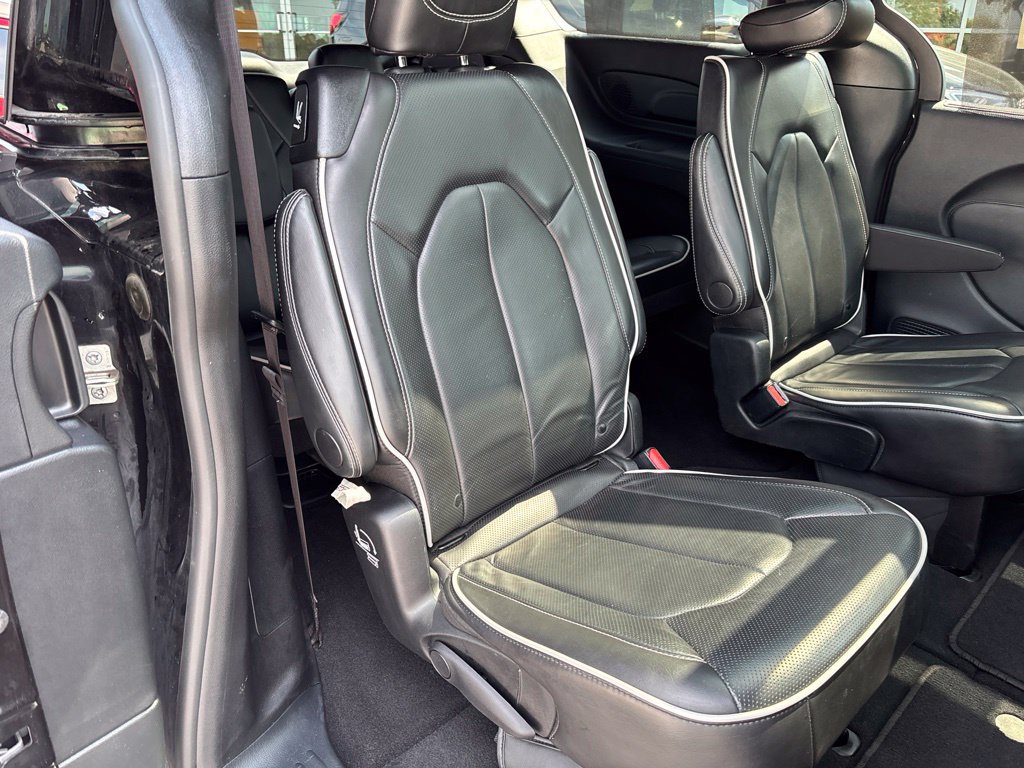 Used 2025 Chrysler Pacifica Limited FWD image 21