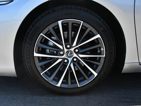 Used 2023 Lexus ES 300h w/ Premium Package FWD image 12
