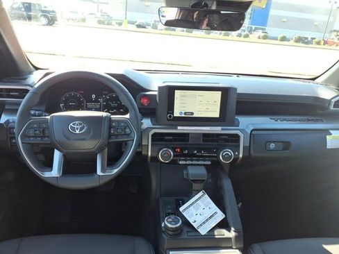 Used 2025 Toyota Tacoma TRD Off-Road image 19