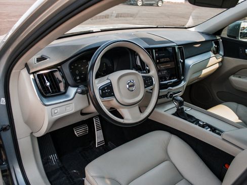 Used 2018 Volvo XC60 T5 Momentum w/ Convenience Package AWD/4WD image 8