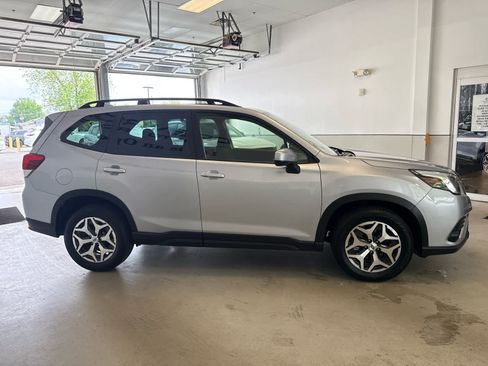 Used 2022 Subaru Forester Premium AWD/4WD image 7