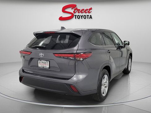 Certified 2021 Toyota Highlander L image 4