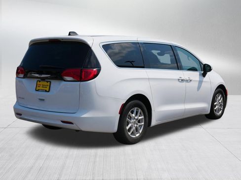 Used 2023 Chrysler Voyager LX FWD image 7