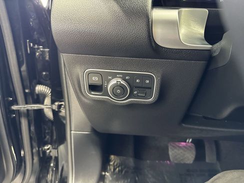 Used 2025 Mercedes-Benz GLB 250 image 20