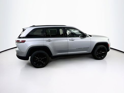 Used 2023 Jeep Grand Cherokee Altitude AWD/4WD image 4