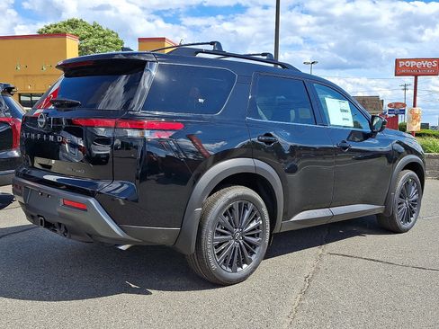 New 2026 Nissan Pathfinder SL w/ SL Premium Package AWD/4WD image 4