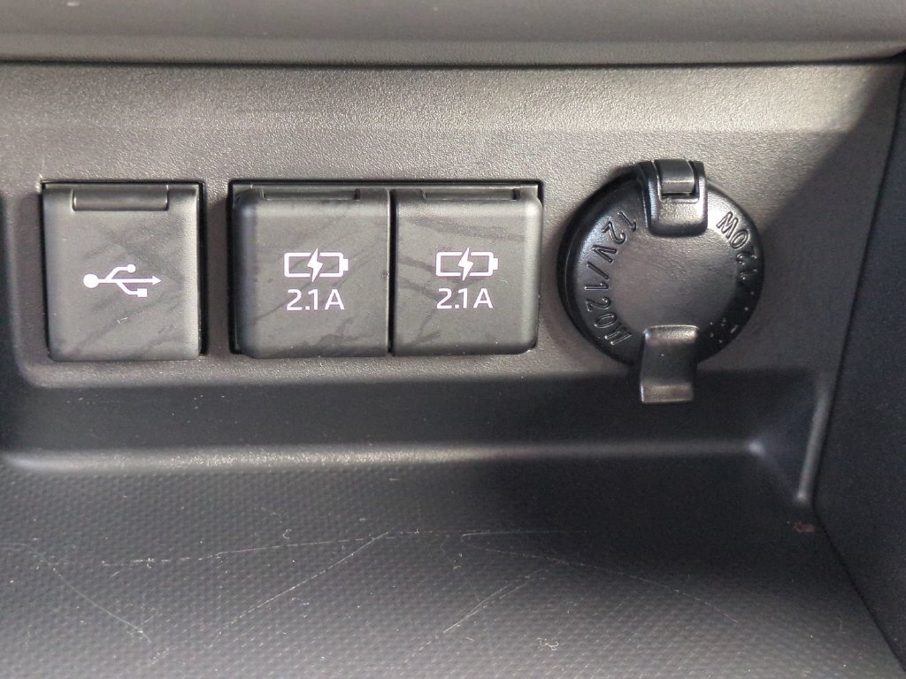 Used 2020 Toyota Highlander LE FWD image 19
