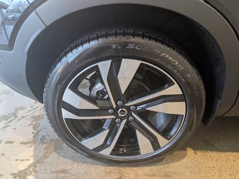 Used 2024 Volvo XC40 B5 Plus image 8