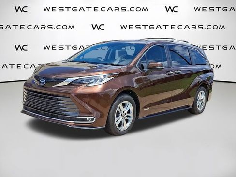 Used 2021 Toyota Sienna Limited image 1
