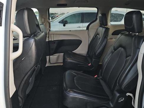 Used 2024 Chrysler Pacifica Touring-L image 11