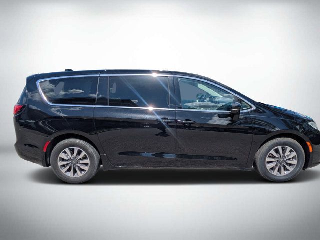 Used 2024 Chrysler Pacifica Limited FWD image 3