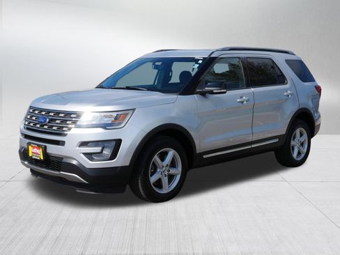 Used 2017 Ford Explorer XLT w/ Equipment Group 201A AWD/4WD image 3