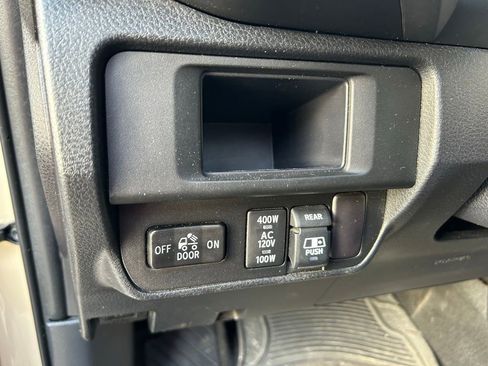 Used 2017 Toyota Tacoma TRD Sport AWD/4WD image 18