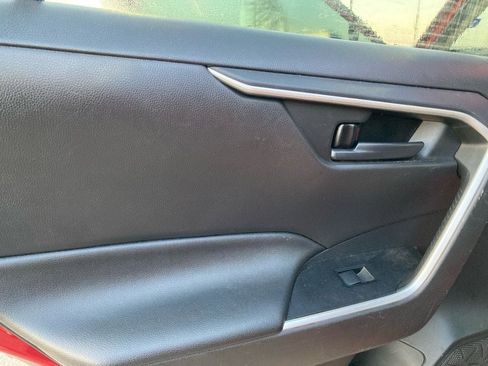 Used 2021 Toyota RAV4 LE image 9