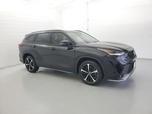 Used 2022 Toyota Highlander XSE AWD/4WD image 4