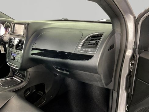 Used 2014 Chrysler Town & Country S FWD image 27