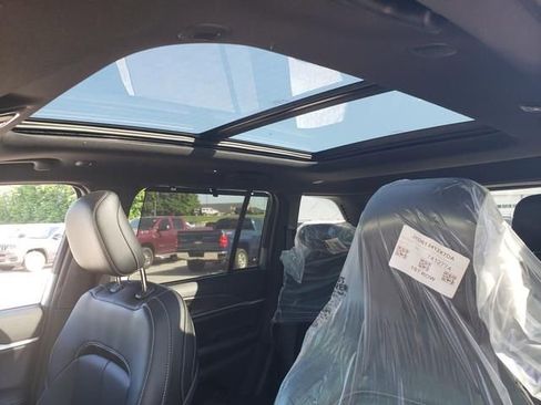 New 2024 Jeep Grand Cherokee Limited w/ Luxury Tech Group II image 21