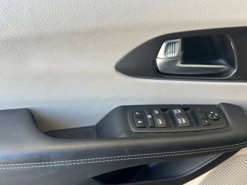 Used 2024 Chrysler Pacifica Limited FWD image 11