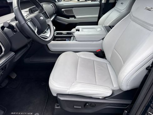 Used 2025 Ford Expedition Platinum w/ Driver's Package AWD/4WD image 9