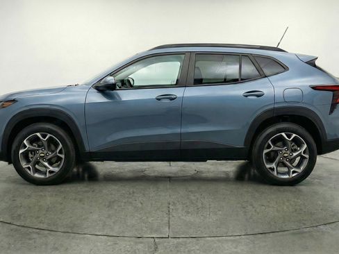 Used 2025 Chevrolet Trax LT w/ LT Convenience Package image 5