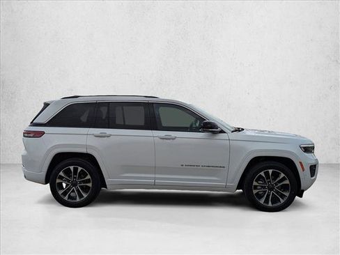 Used 2022 Jeep Grand Cherokee Overland w/ Luxury Tech Group IV AWD/4WD image 4